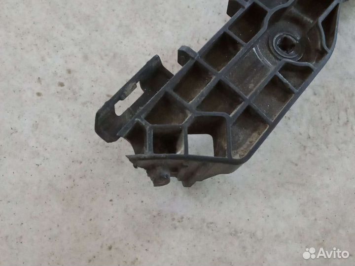 Кронштейн заднего бампера левый Lexus LX 450d