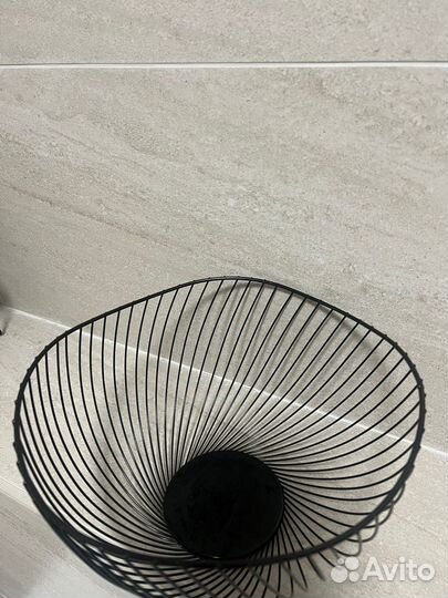 Черная металлическая корзина для фруктов