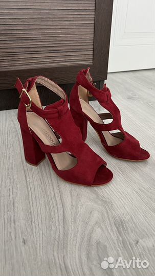 Босоножки на каблуке