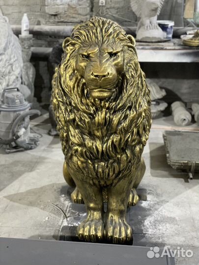 Большая садовая скульптура льва