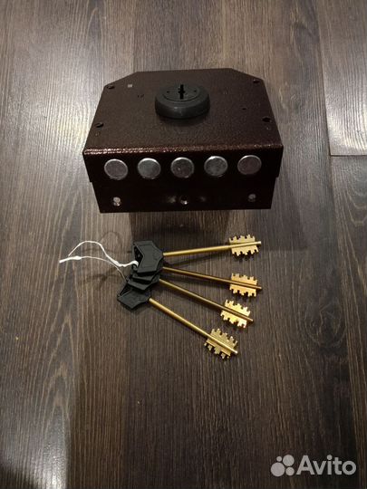 Замок дверной накладной