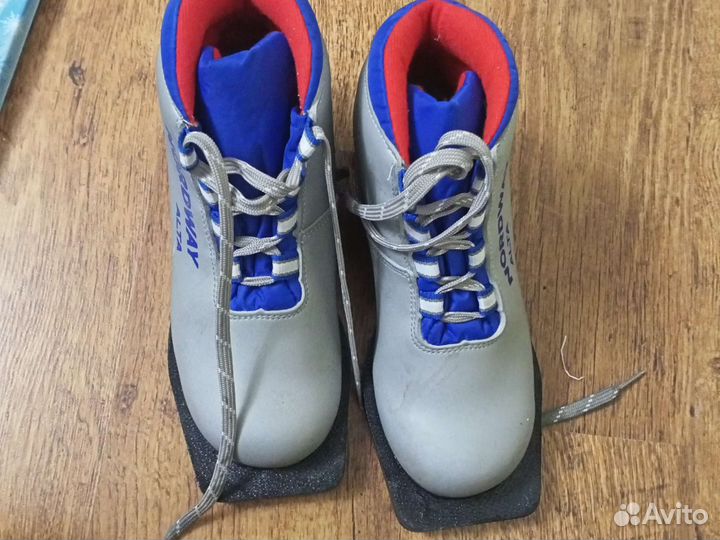 Беговые лыжи и ботинки для девочки, 140