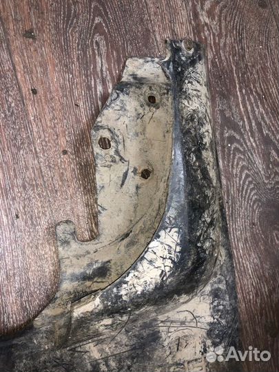 Брызговик задний правый Toyota Land Cruiser FJ80