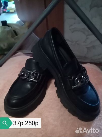 Много обуви для школы