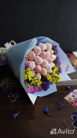 Букет из клубники в шоколаде + цветы)