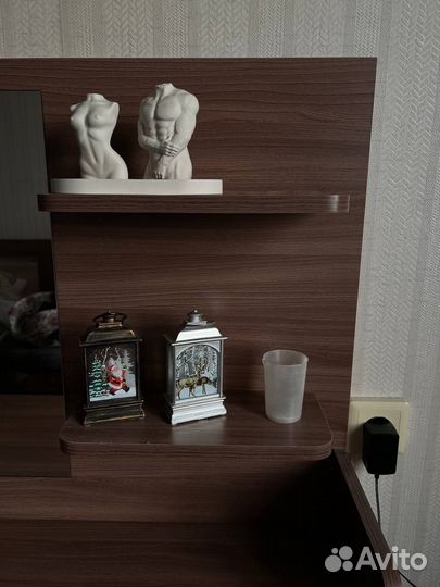 Туалетный столик с зеркалом