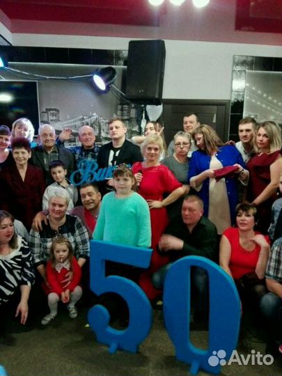Ведущая,которая поет)