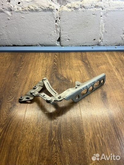 Петля капота передняя левая Ford Mondeo 3 седан 1