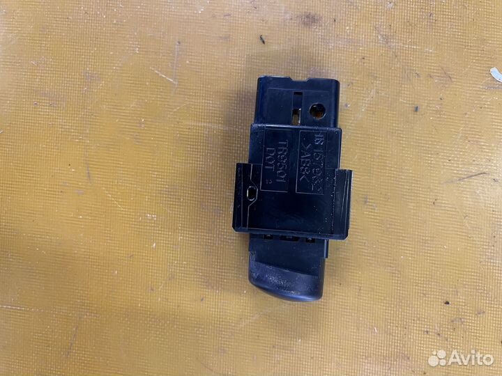 Кнопка аварийки Pontiac Vibe 2004-2007