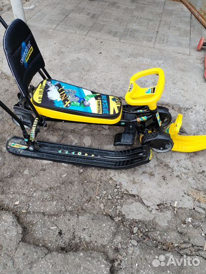 Детский снегокат с ручкой и колесами