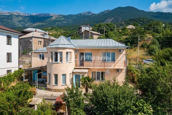 Дом 192 м² на участке 3,5 сот.