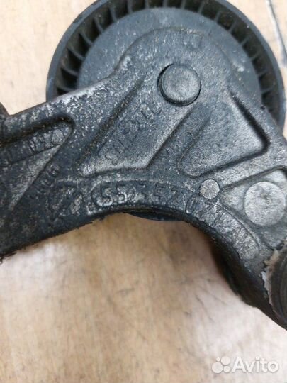 Натяжной ролик приводного ремня Opel Astra H