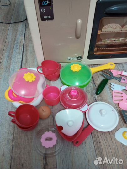 Детская кухня с посудой