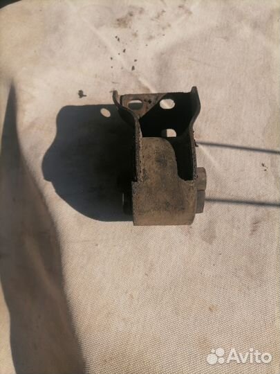 Опора двигателя kia carnival левая