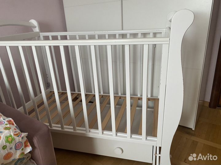 Детская кроватка с маятником