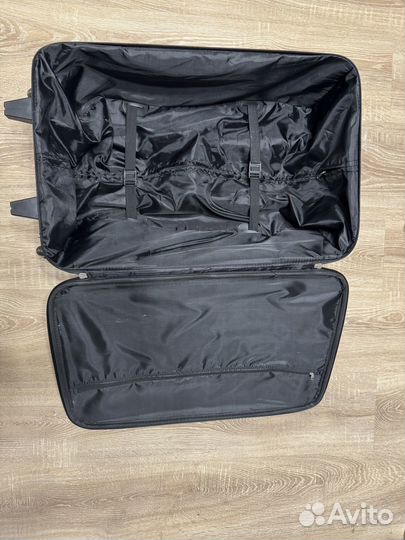 Чемодан черный на колесиках