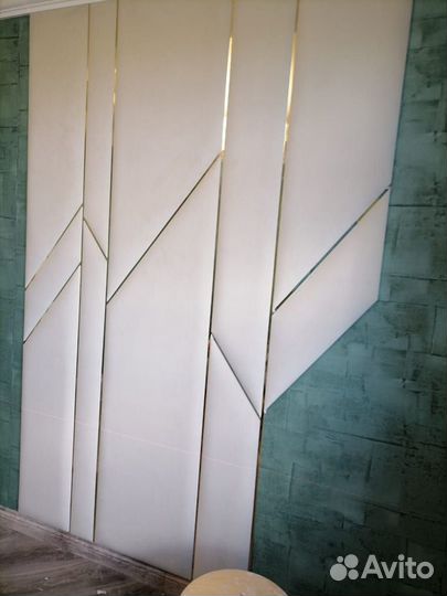 Мягкие стеновые панели с латунным профилем