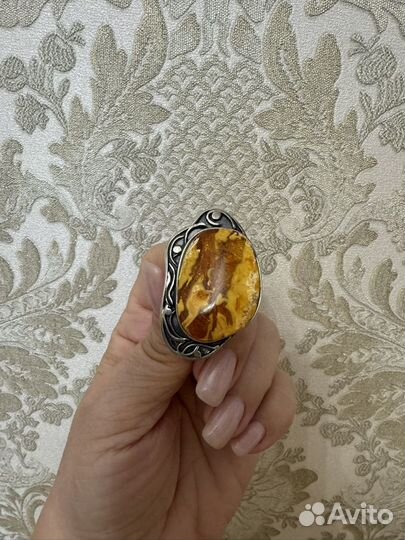 Серебряное кольцо женское с янтарем
