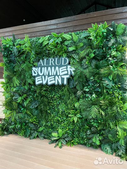 Фотозона зеленая стена. Тропическая фотозона