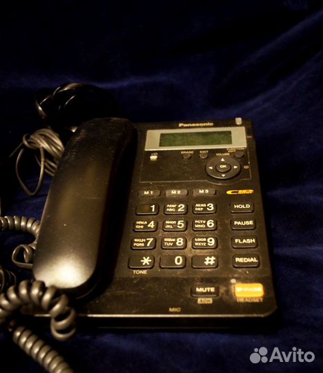 Старенькие стационарные телефоны