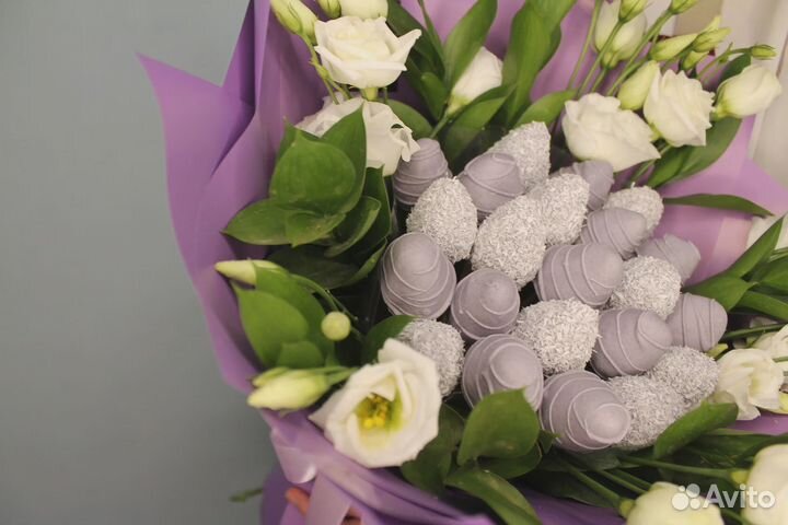 Букет из клубники в шоколаде Сатурн с лизиантусом