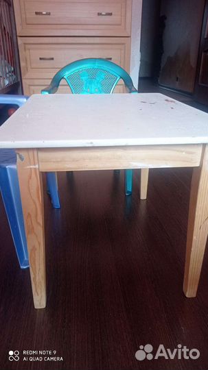 Детский столик и 2 стульчика