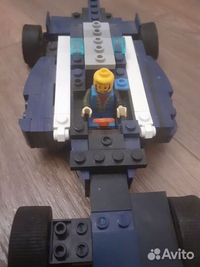 Отдам лего машина с человечком