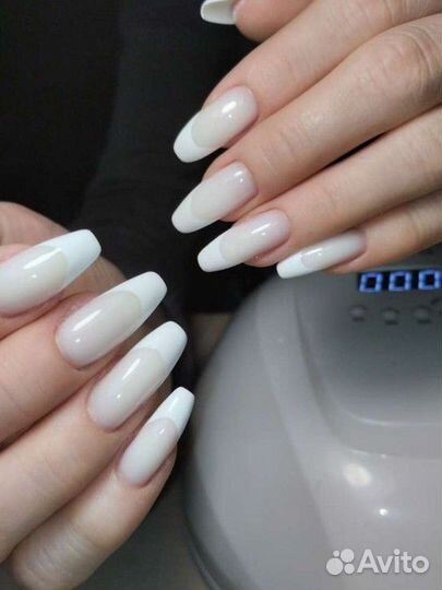 Мастер маникюра в студии