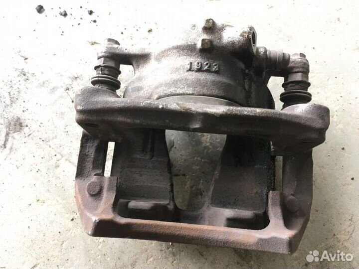 Суппорт передний правый Mercedes-Benz B-Class W246