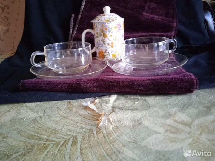 Чашка с крышкой и 2 чашки из стекла