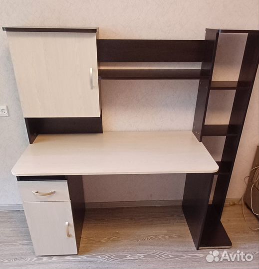 Компьютерный стол с тумбой и надстройкой