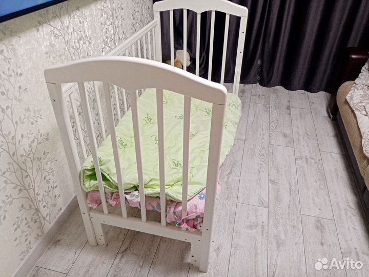 Детская кроватка с поперечным маятником