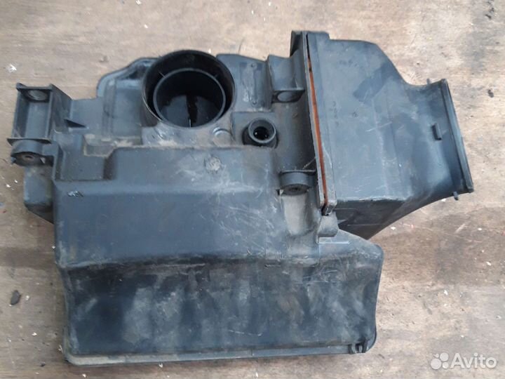 Корпус воздушного фильтра Renault Logan