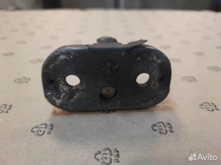 Ответная часть замка багажника Volkswagen Tiguan 1