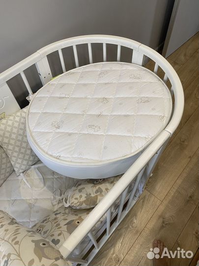 Детская кроватка с маятником