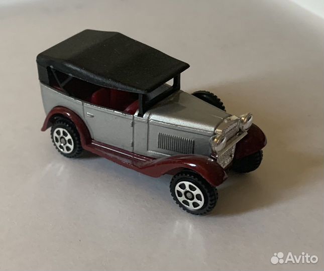 Коллекционная машинка Datsun 1:49