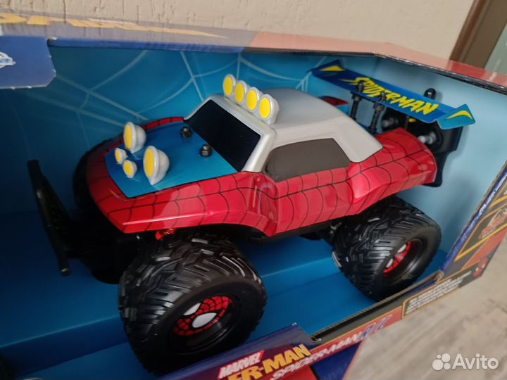 Машина на пульту управления человек паук