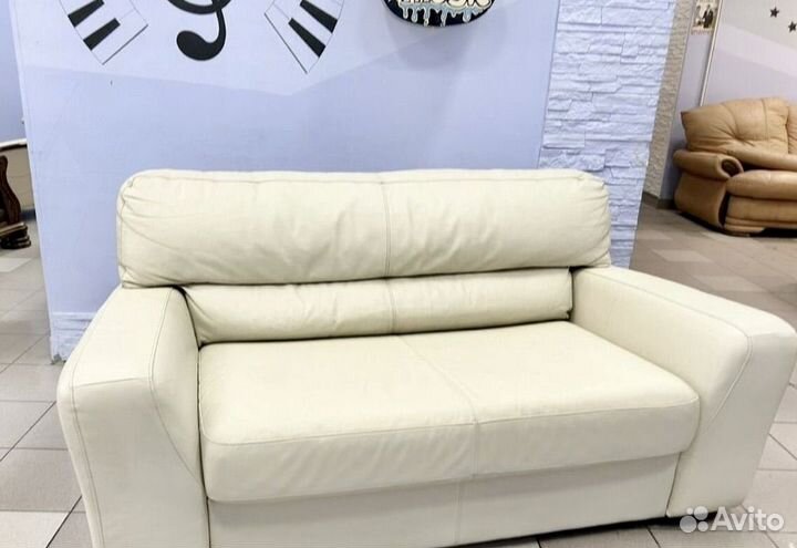 Кожаный диван