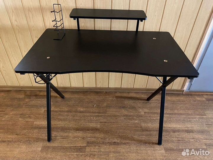 Компьютерный стол на металлокаркасе