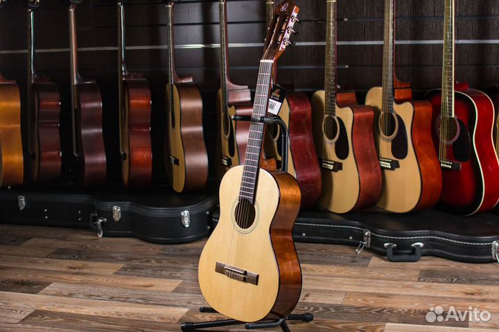 Детская классическая гитара 1/2 Ortega + Аксессуар