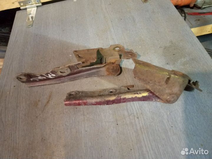 Крепление капота Mitsubishi space wagon