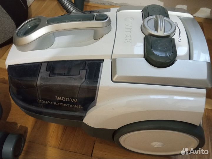 Пылесос с аквафильтром Vitek