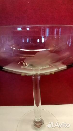 Вазочка на высокой ножке стекло. резьба. винтаж