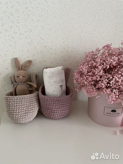 Вязаные корзинки для детской кроватки