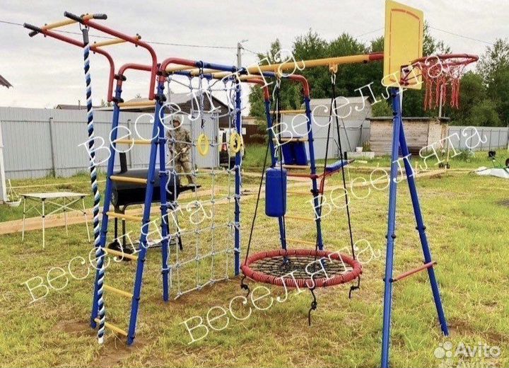 Детская уличная спортивная площадка. Качели