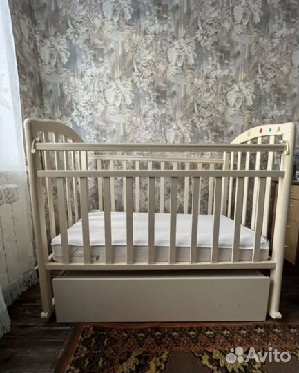 Детская кроватка с маятником и ящиком