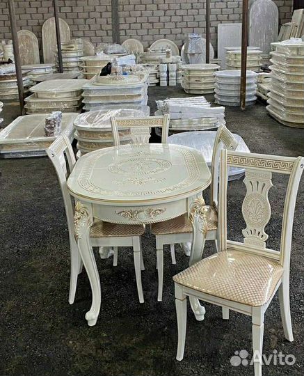 Кухонный стол и стулья