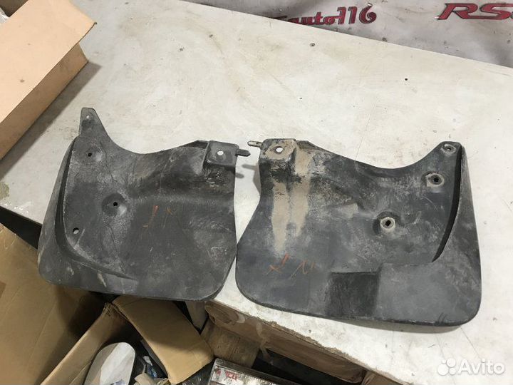 Брызговик передний левый Toyota Land Cruiser 200