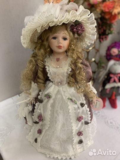 Фарфоровая коллекционная кукла