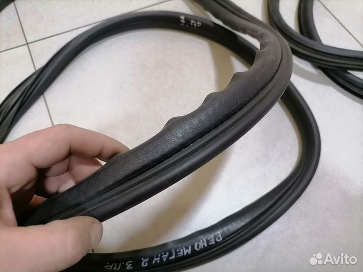 Уплотнитель двери задний Renault Megane II 2006г